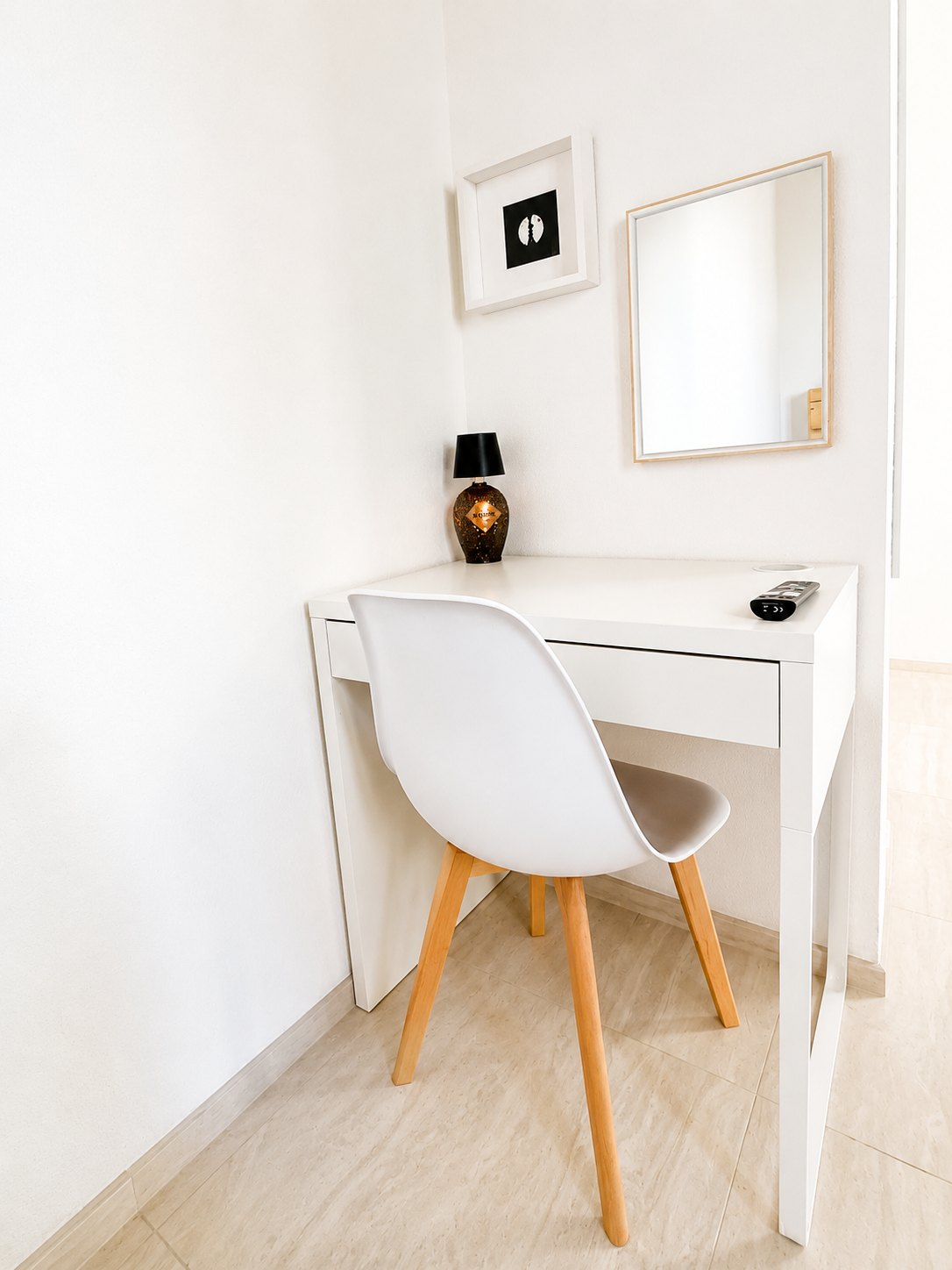 Postazione scrivania con specchio e sedia